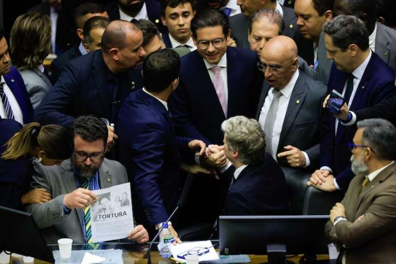 Bolsonaristas tumultuaram plenário e se amotinaram.