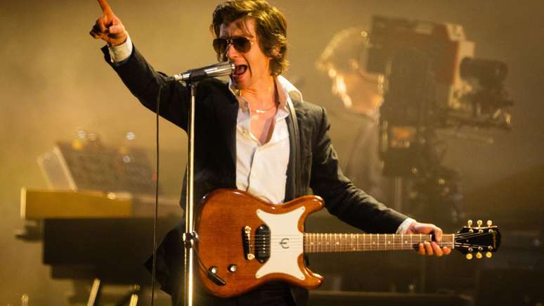 Alex Turner, do Arctic Monkeys, durante o Glastonbury Festival 2023