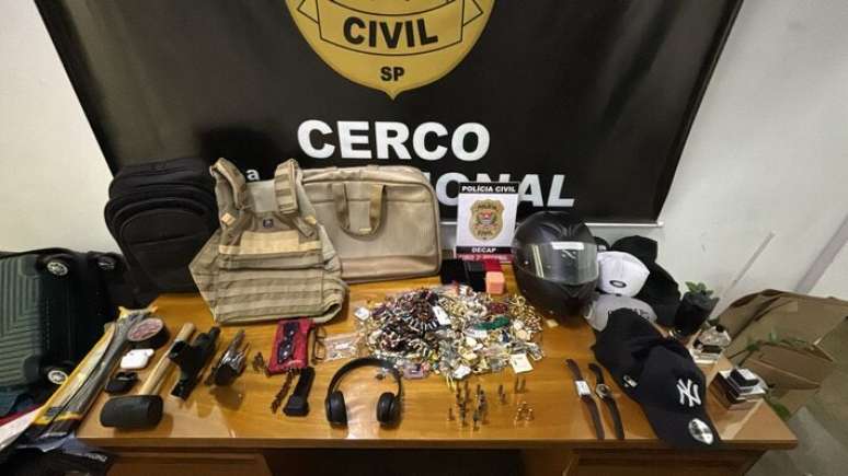 Objetos roubados pela quadrilha de apartamentos e casas foram recuperados com a pris&atilde;o dos suspeitos, em S&atilde;o Paulo