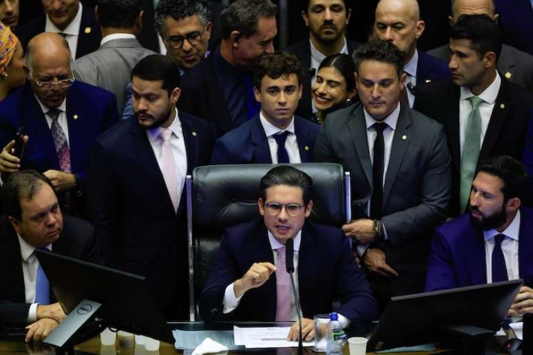 Motta apenas conseguiu retomar cadeira de presidente no plenário após 30 horas.