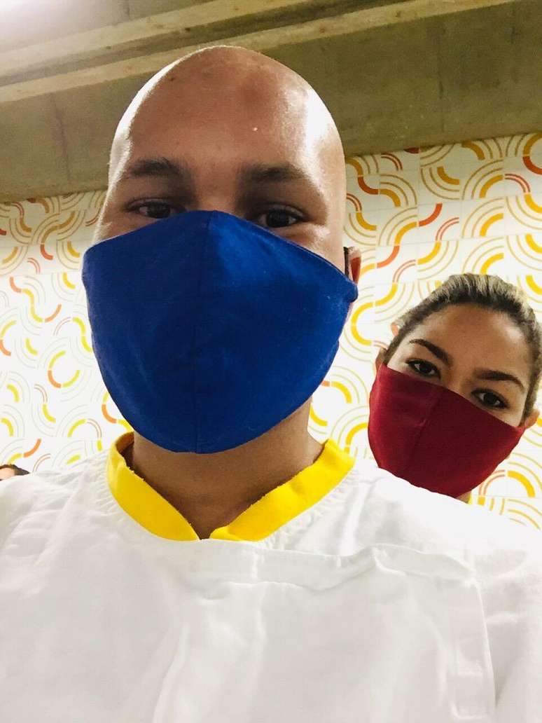 Homem perde a memória após câncer no cérebro e esposa viraliza