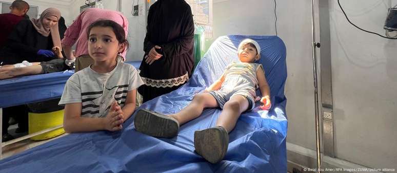 Crian&ccedil;as palestinas feridas ap&oacute;s um ataque a&eacute;reo israelense na Faixa de Gaza em julho