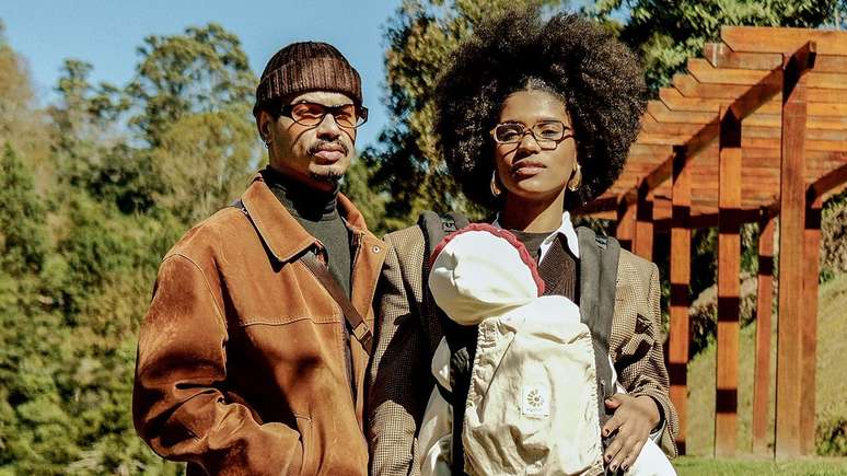 A atriz Mariana Sena ao lado do marido, Elzo Vieira, e da filha, Ayomi