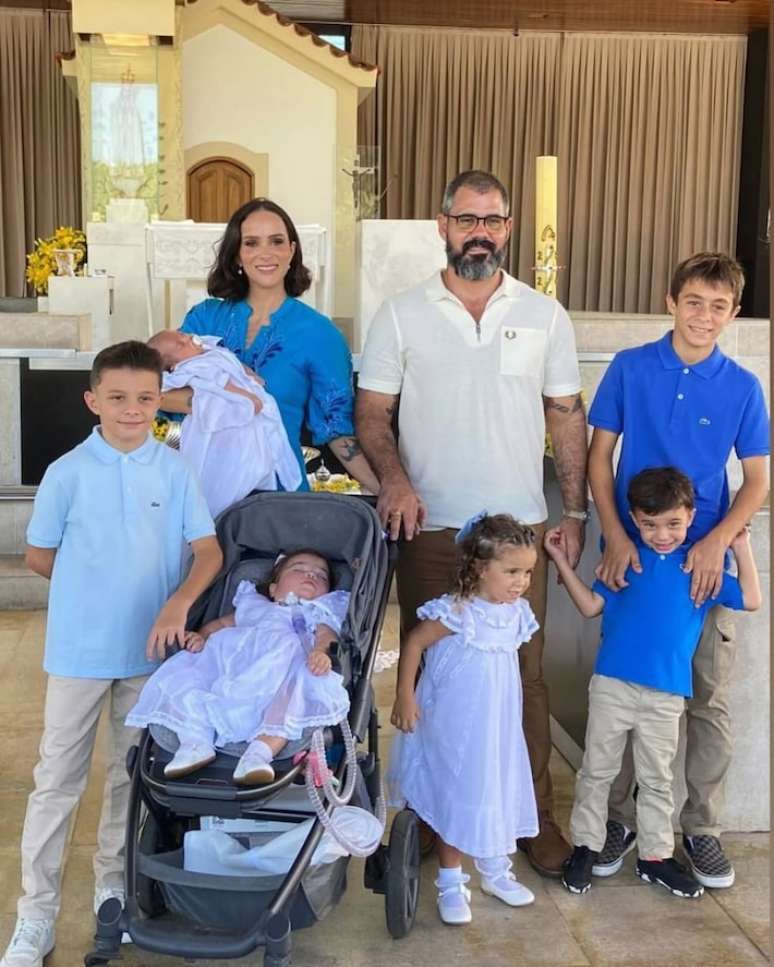 Let&iacute;cia e Juliano Cazarr&eacute; com os 6 filhos do casal