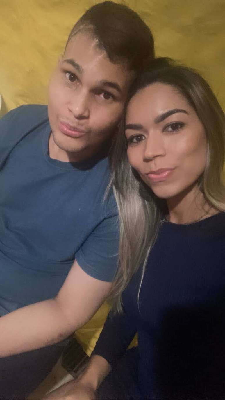 Homem perde a memória após câncer no cérebro e esposa viraliza