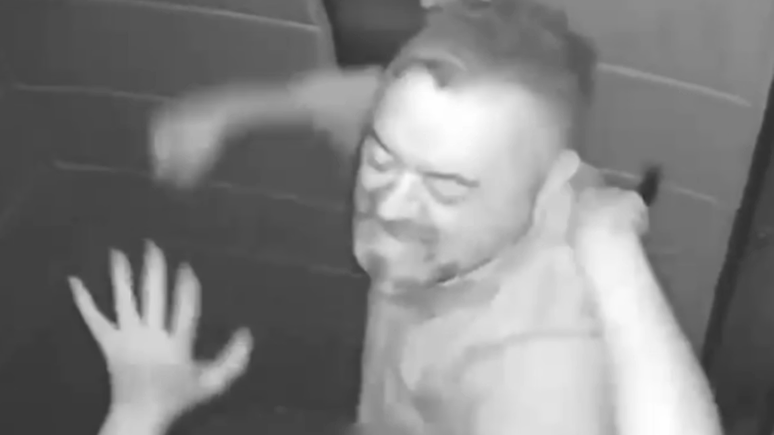 Mulher &eacute; espancada em elevador e m&atilde;e s&oacute; descobre ao ouvir desabafo de m&eacute;dico