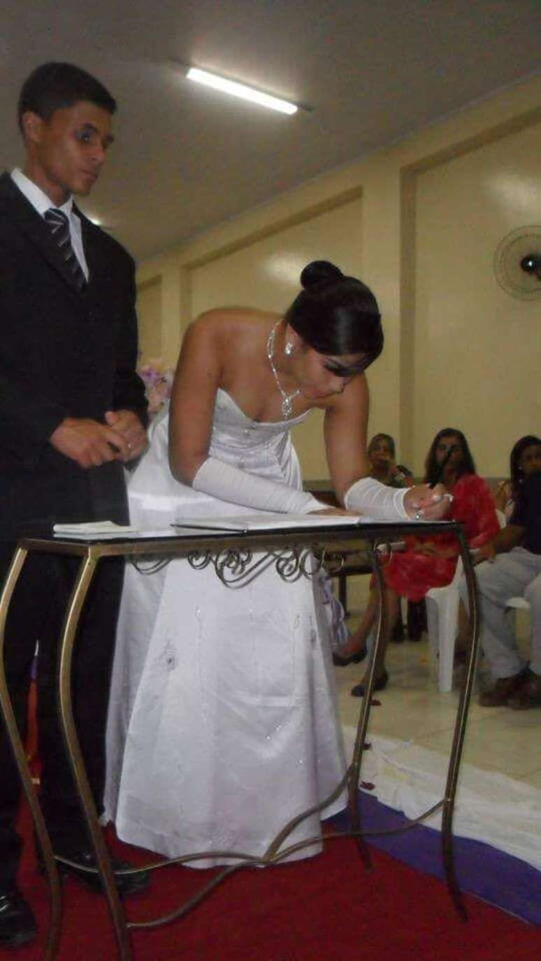 Homem perde a memória após câncer no cérebro e esposa viraliza