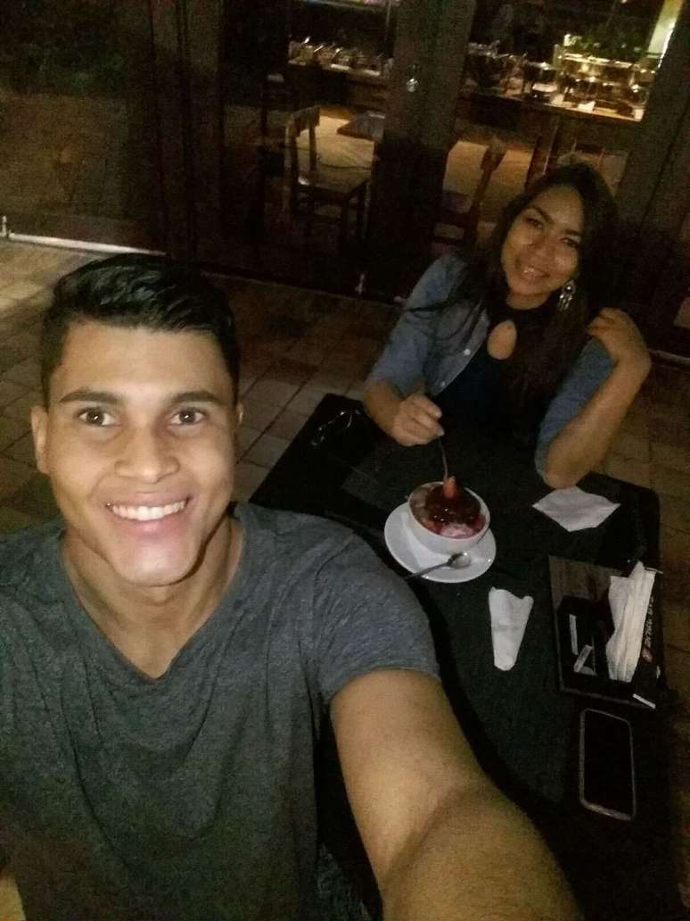 Homem perde a memória após câncer no cérebro e esposa viraliza