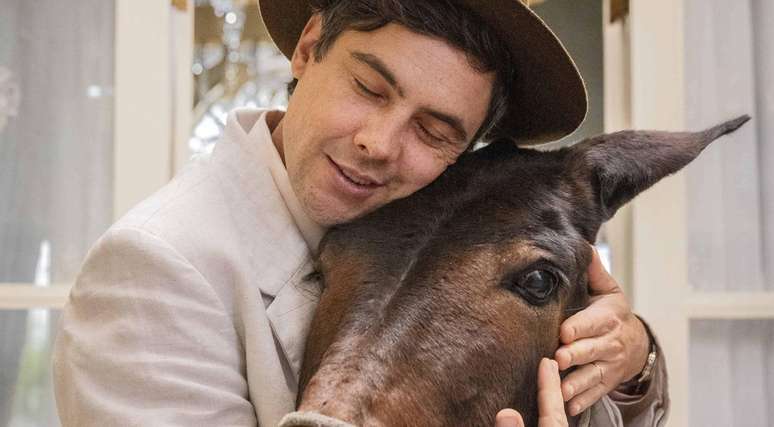 Candinho (Sergio Guizé) com seu fiel companheiro Policarpo