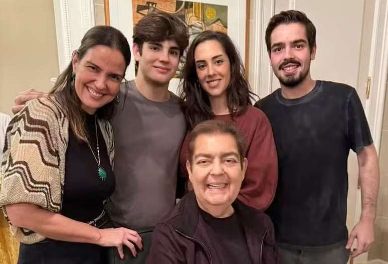 Fausto Silva com a mulher, Luciana, e os filhos Rodrigo, Lara e João: família unida e discreta