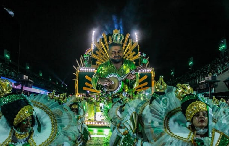 Registro do desfile da Império Serrano em 2023, no carnaval carioca