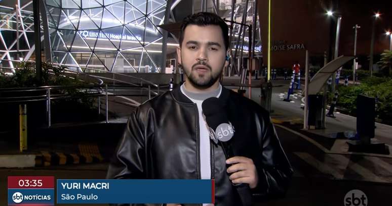 O rep&oacute;rter Yuri Macri em frente do hospital onde Faust&atilde;o foi submetido a dois transplantes nos &uacute;ltimos dias