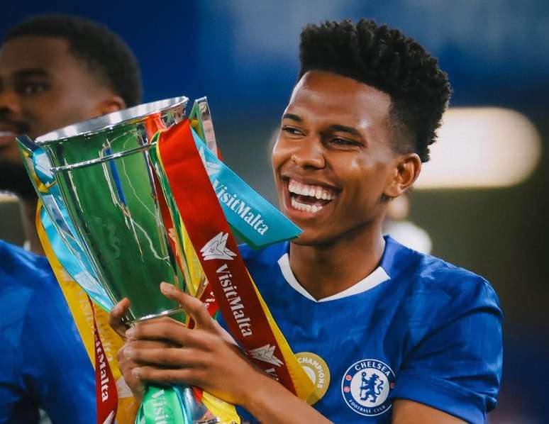 Estêvão comemora estreia pelo Chelsea