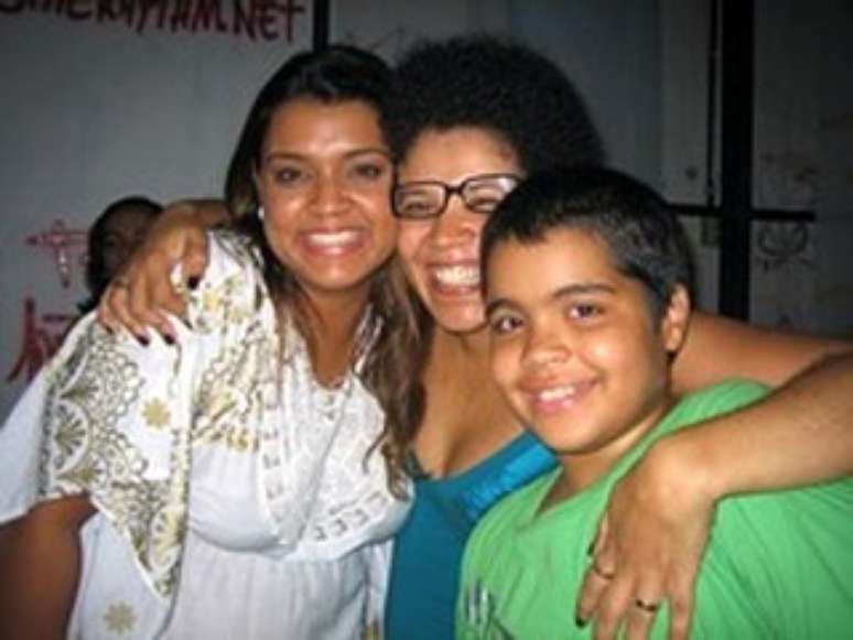 Nara e Preta posam com crian&ccedil;a