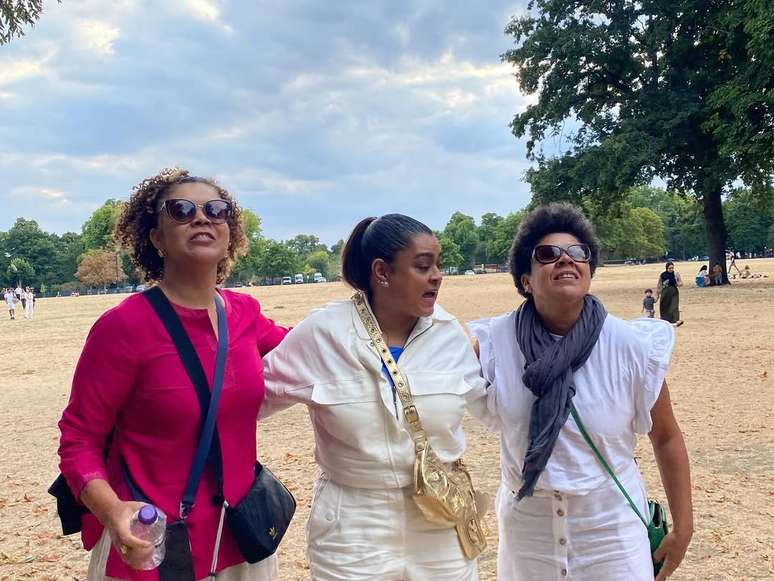 Nara e Preta posam com mulher de rosa