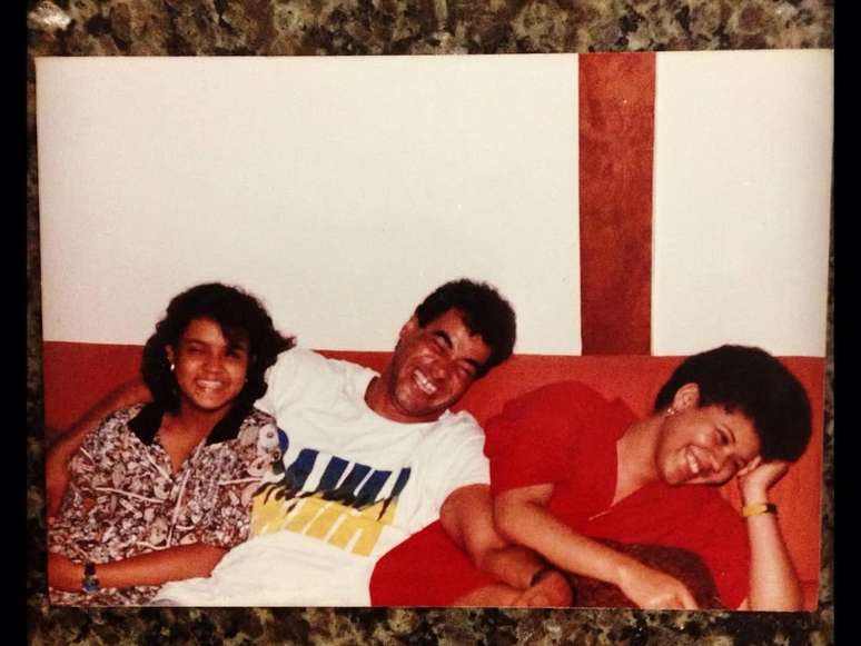 Preta Gil e Nara posa com homem ao centro