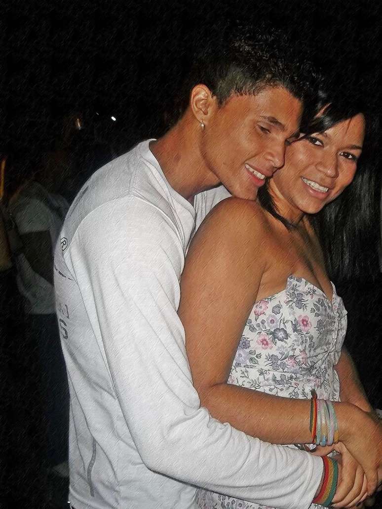 Homem perde a memória após câncer no cérebro e esposa viraliza