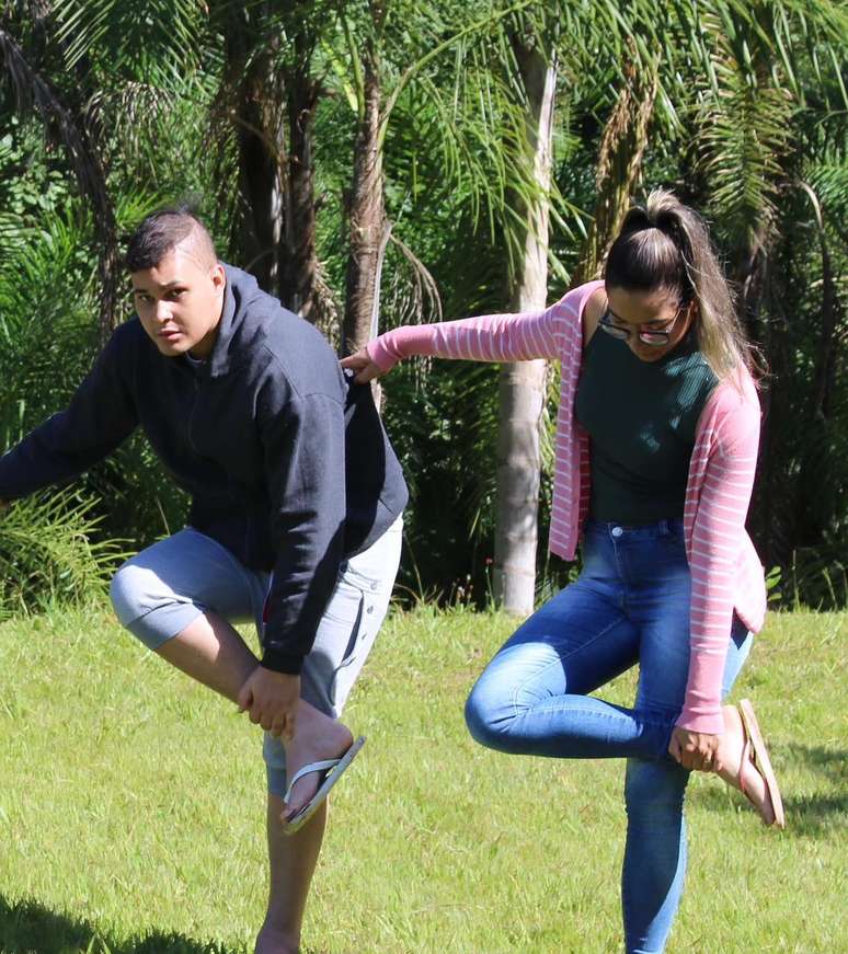 Homem perde a memória após câncer no cérebro e esposa viraliza