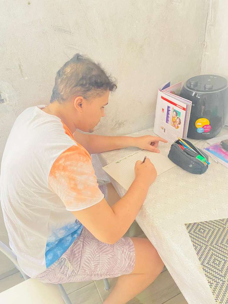 Homem perde a memória após câncer no cérebro e esposa viraliza