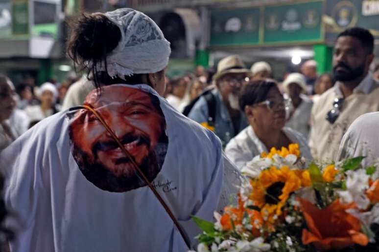 Familiares e amigos se despedem de Arlindo Cruz no vel&oacute;rio do sambista