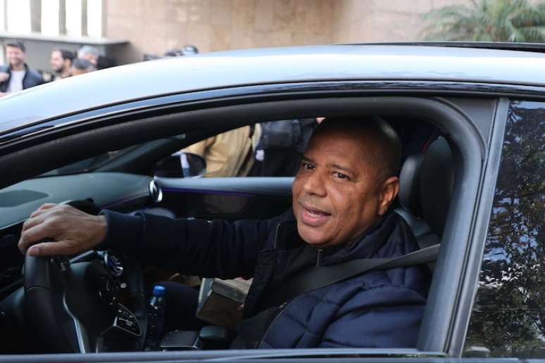 Ex jogador Marcelinho Carioca, chega na sede do clube, durante votac&atilde;o de associados do Corinthians no Parque S&atilde;o Jorge.