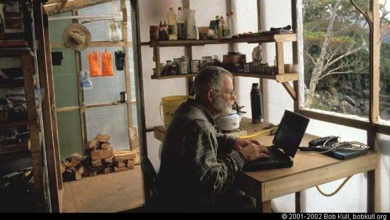 Bob Kull usa seu computador no interior da sua cabana na Patag&ocirc;nia chilena
