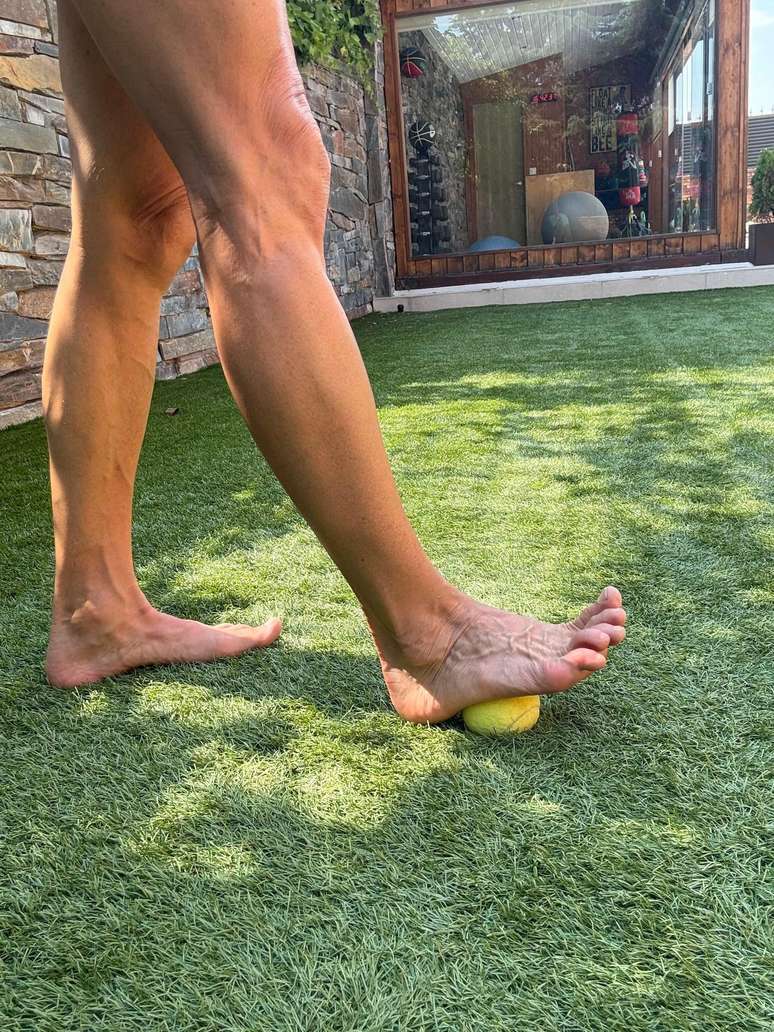 É possível usar uma bola para massagear a sola dos pés. Para melhores resultados, prefira uma garrafa de água congelada