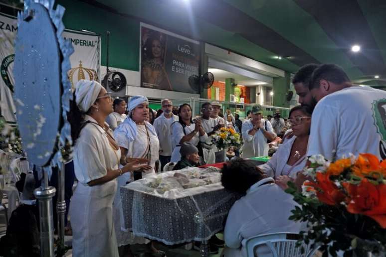Familiares e amigos se despedem de Arlindo Cruz no vel&oacute;rio do sambista na quadra da Imp&eacute;rio Serrano