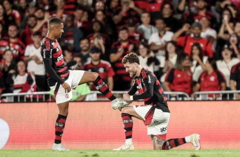 Leo Pereira marca e ‘engraxa’ a chuteira de Samuel Lino. Afinal, ele deu o passe para o seu gol.