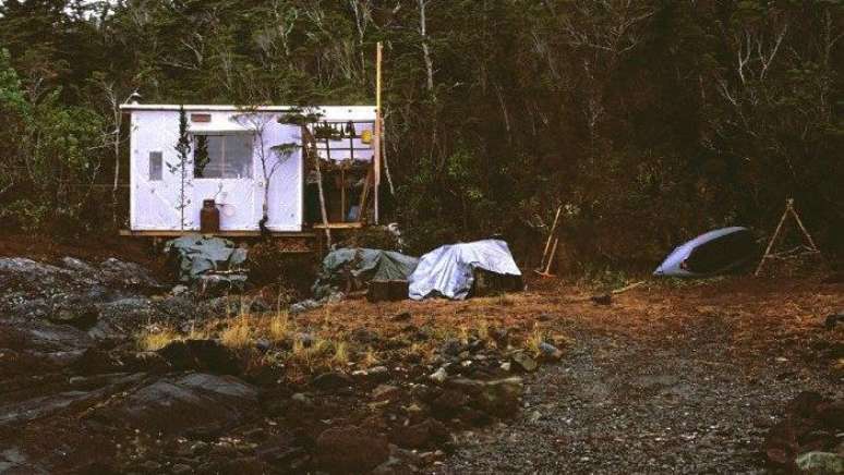 Kull construiu sua pr&oacute;pria cabana, usando madeira compensada e lonas de pl&aacute;stico