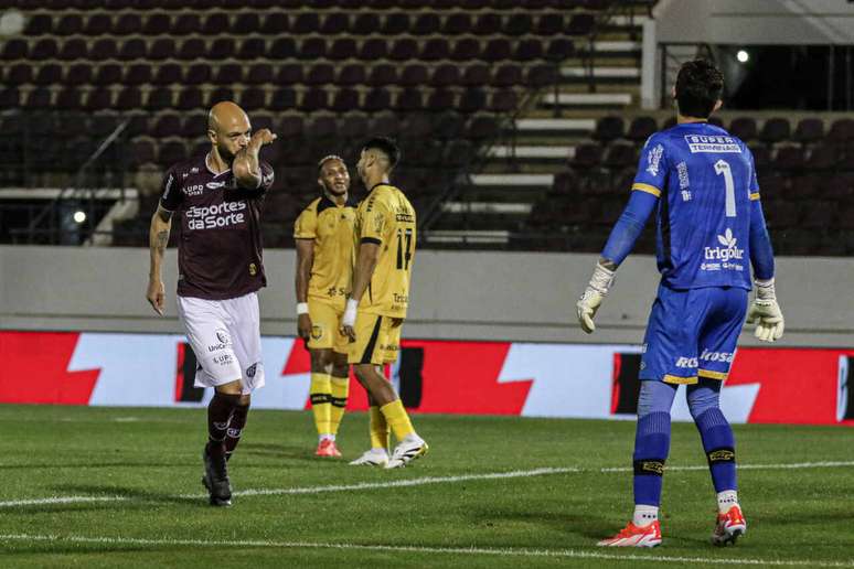 Jogador da Ferrovi&aacute;ria comemora o primeiro gol &ndash;