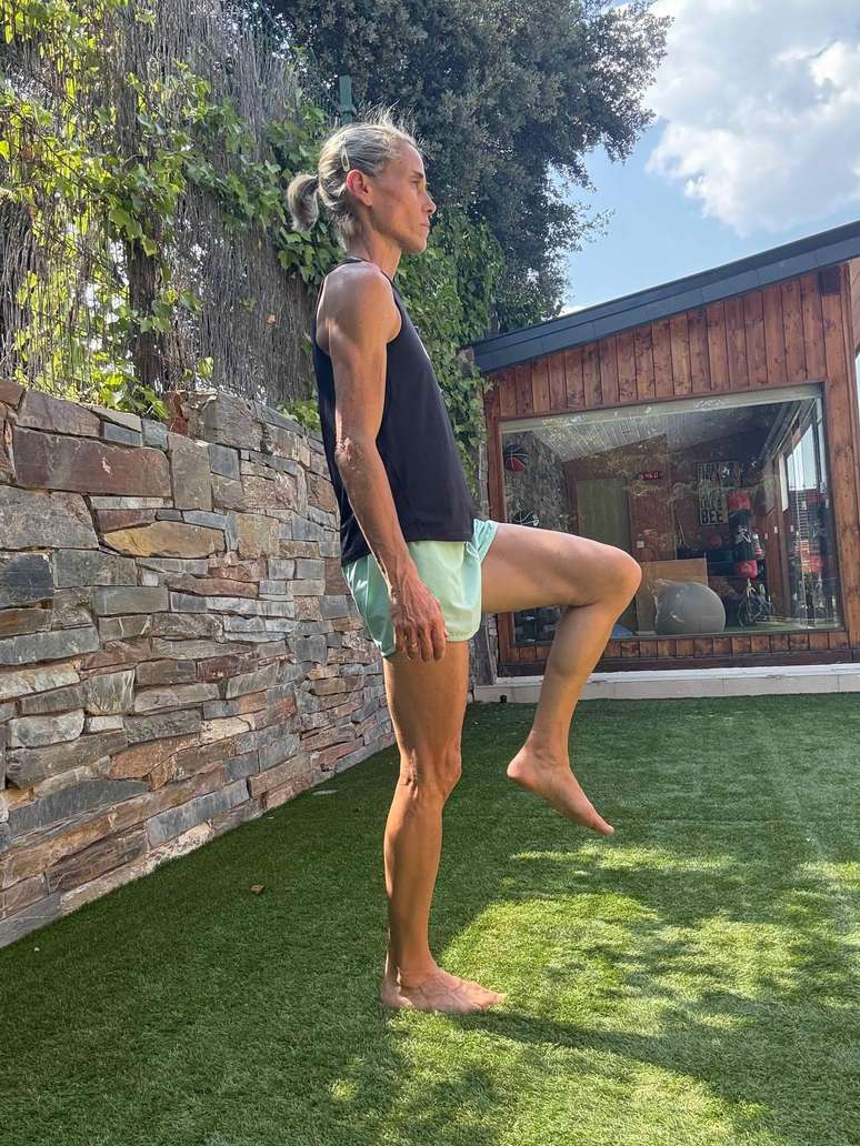 García garante que pés saudáveis devem ser capazes de aguentar sobre uma perna sem problemas por pelo menos 30 segundos