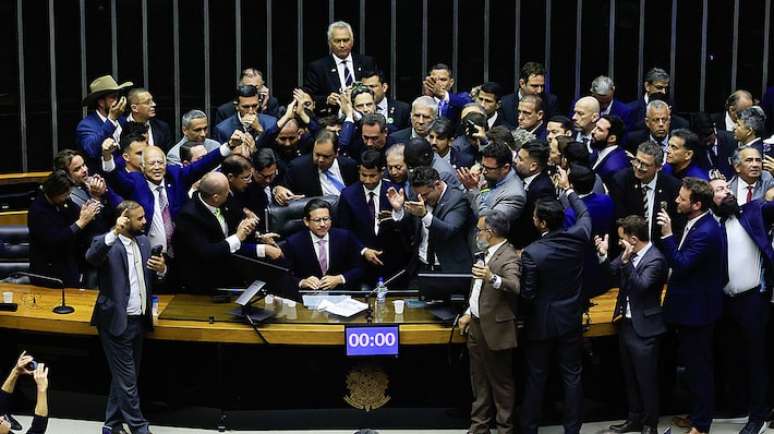Motim de deputados bolsonaristas durou 30h.