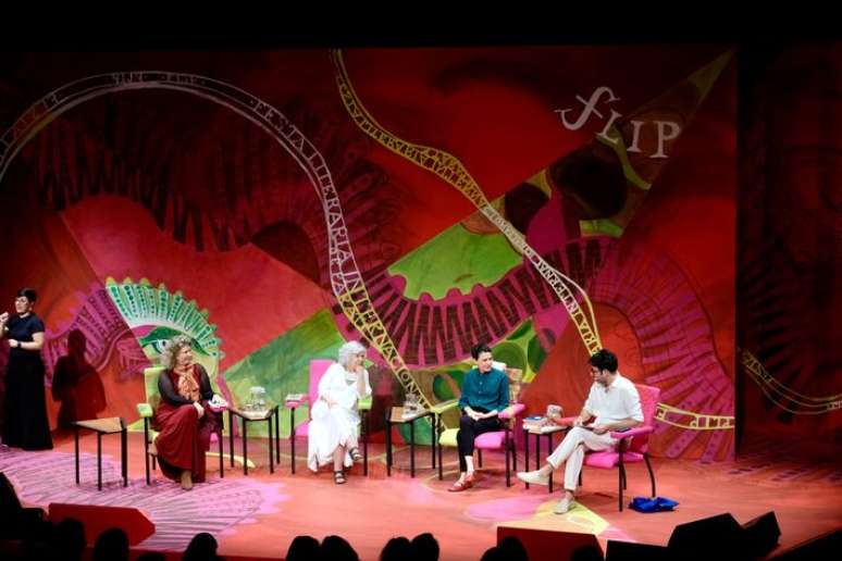 Claudia Roquette-Pinto, Alice Ruiz e Marília Garcia em conversa mediada por Fernando Luna na Flip 2025.