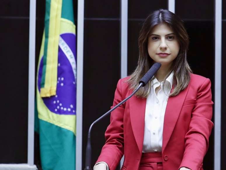Camila Jara nega a agressão e afirma que não poderia empurrar o deputado.
