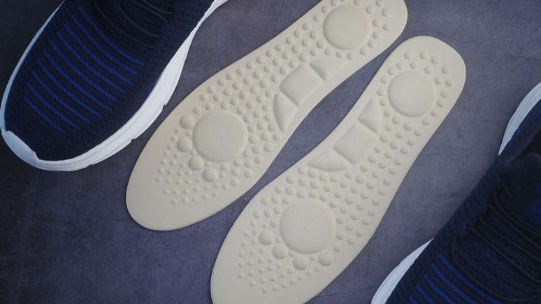 Tente medir os pés com a ajuda das palmilhas dos sapatos que você possui: se eles ficarem para fora, esses calçados podem ser estreitos demais para seus pés