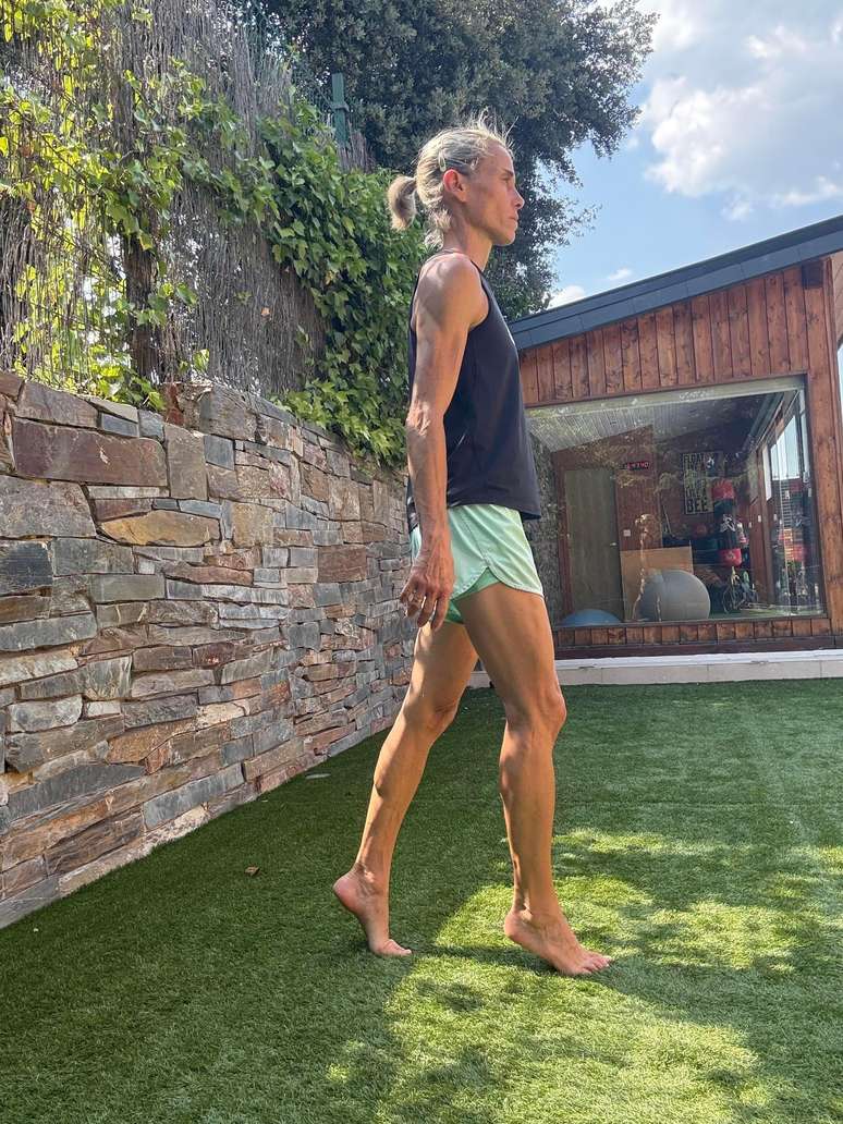 Andar na ponta dos pés e levantar os calcanhares são dois exercícios essenciais para fortalecer os pés