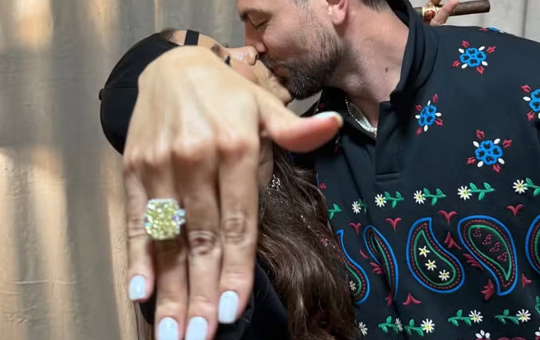 Anitta bride? The singer appears with Ring in post by J Balvin