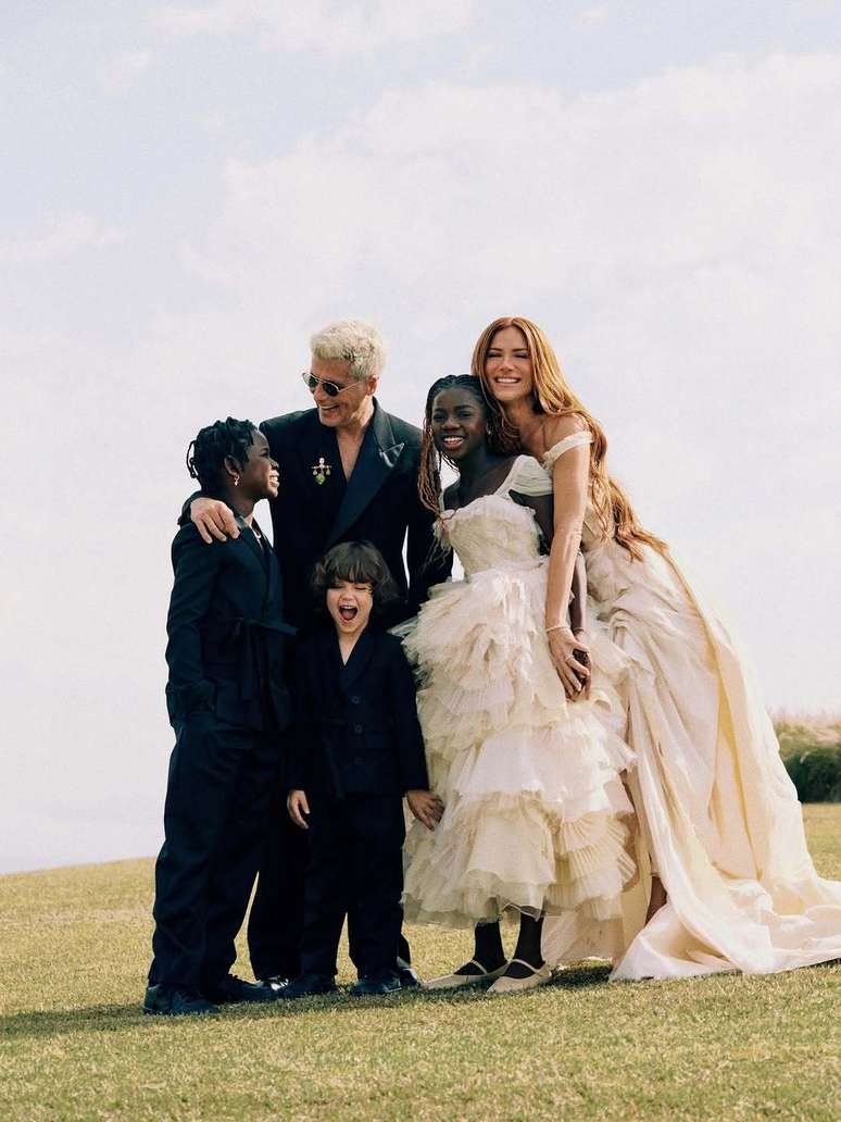 Renewal of the votes of Giovanna Ewbank and Bruno Gagliaso. In the photo, the couple with children Titi, Bless and Zyan