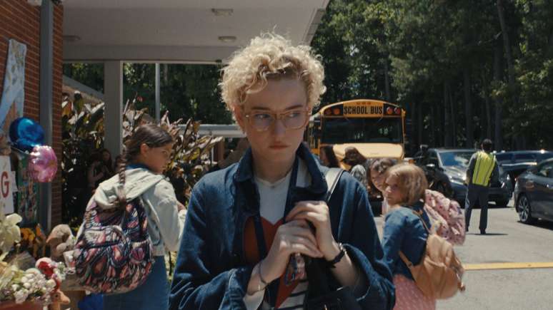 Julia Garner em A Hora do Mal