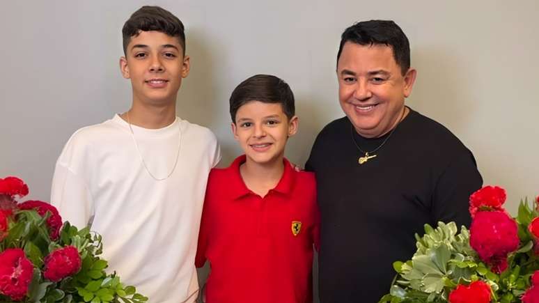 João Reis ao lado dos netos, filhos de Cristiano Araújo, João Gabriel e Bernardo - Instagram