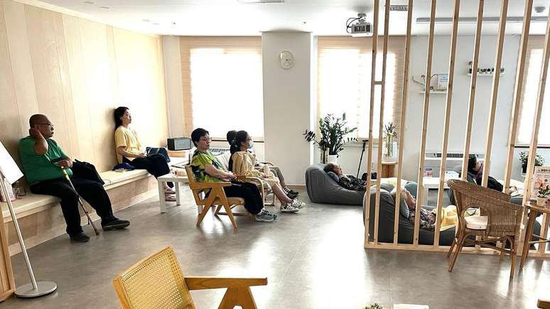 As lojas, que lembram uma sala de estar, oferecem conforto e companhia