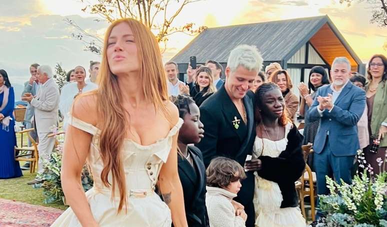 The renewal of the votes of Giovanna Ewbank and Bruno Gagliaso has a wedding dress with eighteenth century details, fashionist children and famous guests. Photo!