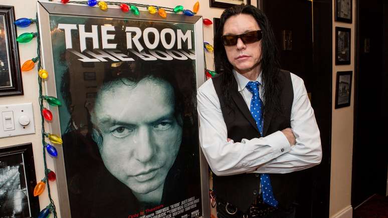Tommy Wiseau escreveu, dirigiu e estrelou The Room, que ainda é exibido regularmente em alguns cinemas