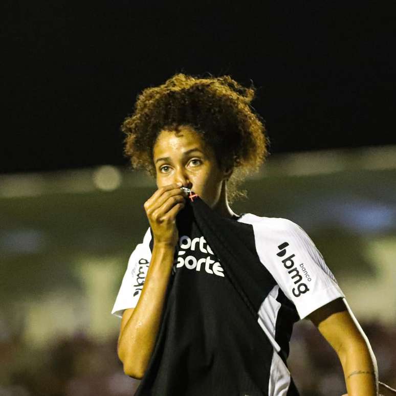 Gi Fernandes comemora o gol que abriu o placar do jogo