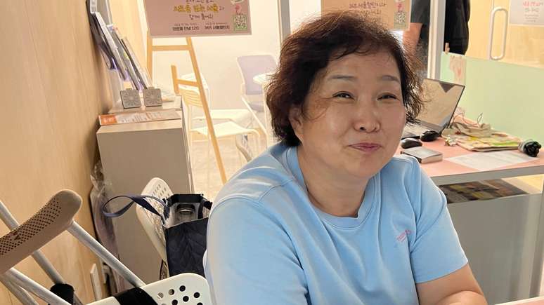 Lee In-sook trabalha como conselheira numa das 'lojas de conveniência'