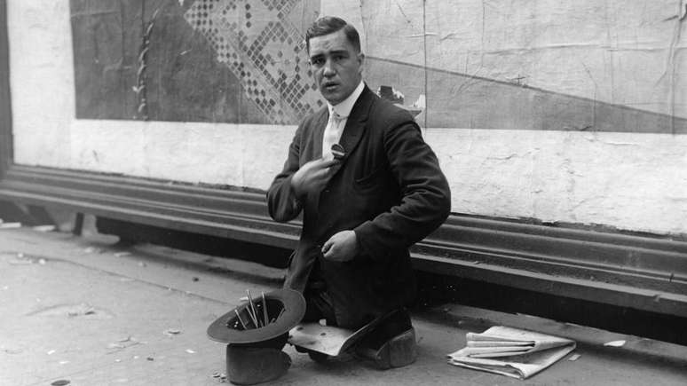 As regras n&atilde;o apenas proibiam a mendic&acirc;ncia, mas tamb&eacute;m impediam que os deficientes se envolvessem em artes de rua ou vendedores ambulantes.