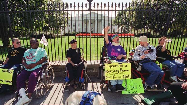 A partir da d&eacute;cada de 1970, o movimento pelos direitos dos deficientes pressionou pela revoga&ccedil;&atilde;o das "leis da feiura".