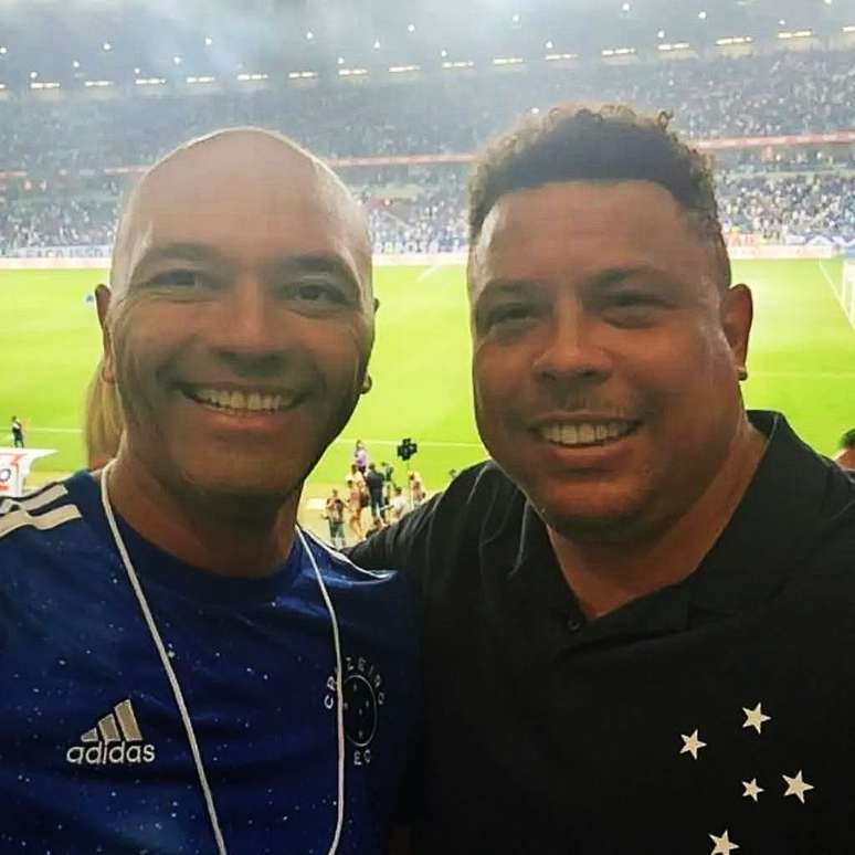 Com Ronaldo, na &eacute;poca em que o jogador comprou o Cruzeiro. Denis fez parte do conselho formado pelo Fen&ocirc;meno.