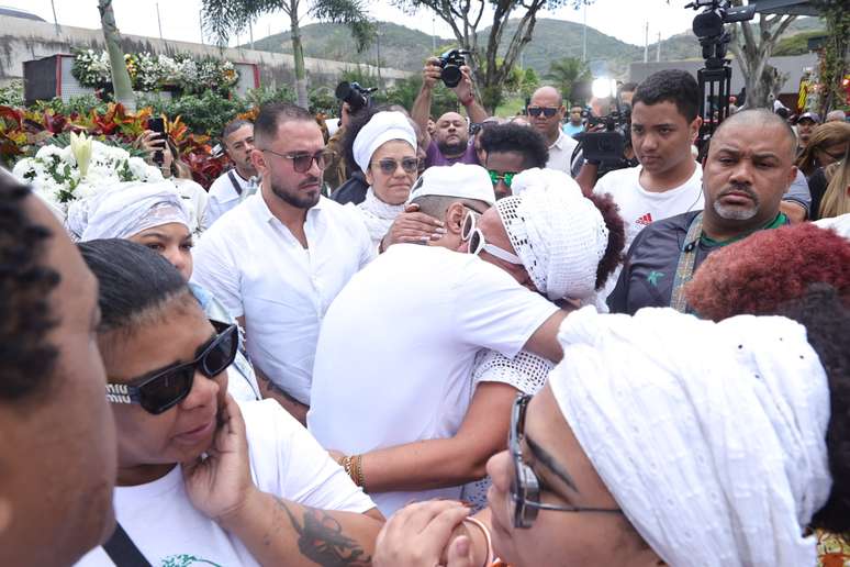 Sepultamento de cantor reuniu familiares, admiradores e amigos, como Diogo Nogueira